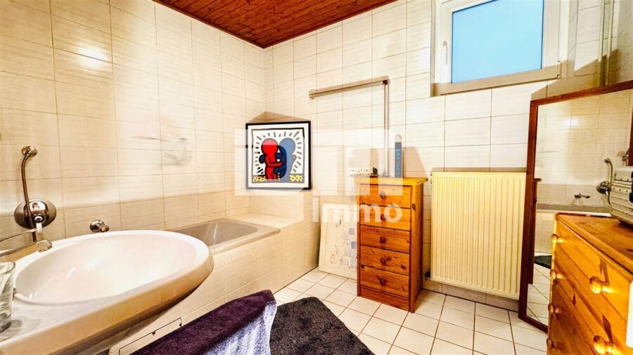 (R)eserviert!Teilsaniertes Traumhaus in begehrter Lage auf großem Grundstück mit Panoramablick - Souterrain Badezimmer / Wanne